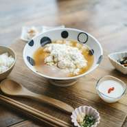 本部の老舗【山城とうふ店】から毎日直送される豆腐を真昆布と鰹節で取っただしに合わせた一品。なめらかな豆腐とじんわり優しいおだしが相まって、心にしみるおいしさ。小鉢やデザートまで付いて大満足です。