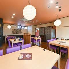 どの席も清潔感があり、ゆっくりと食事を楽しめる雰囲気