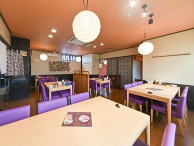 どの席も清潔感があり、ゆっくりと食事を楽しめる雰囲気