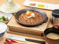 薄切りの豚肉を巻いて旨味を閉じ込めた北海道産大粒帆立のフライとヒレカツの定食です。女性に人気のある一皿です。