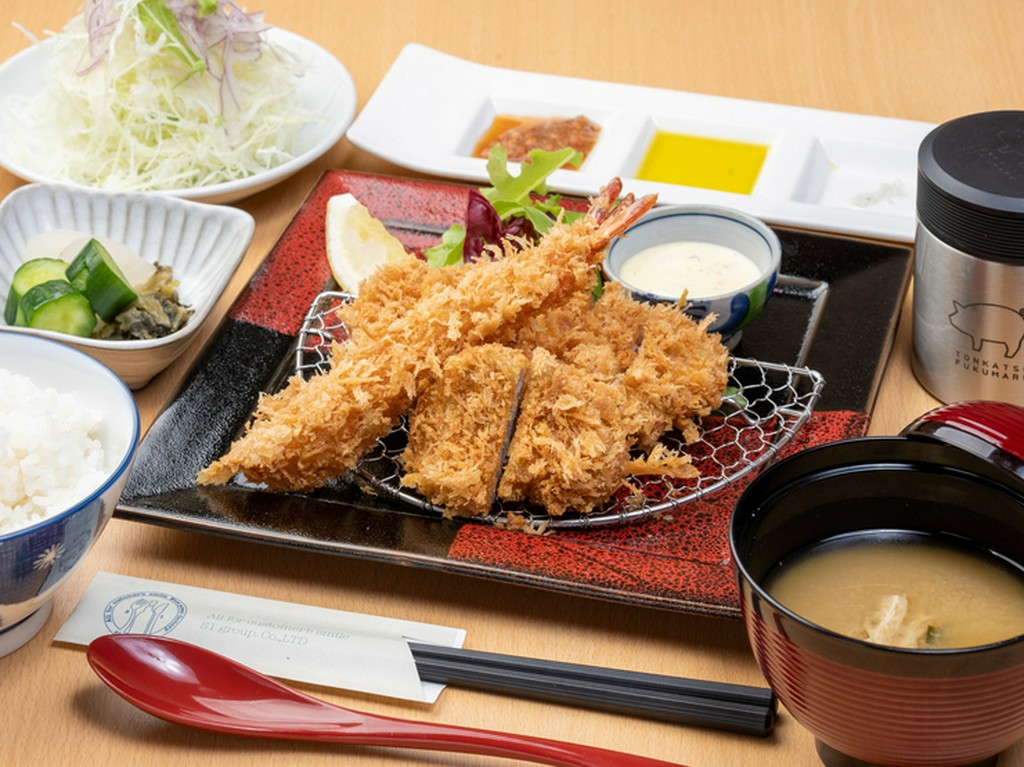 “贅沢膳”として人気。海老・ヒレ・ロースのオススメ3種が一度に楽しめる『海老・ヒレ・ロースかつ膳』