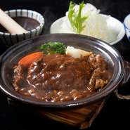 熱々のハンバーグを、フレンチレストラ
ンのシェフがつくったオリジナル特製
ビーフシチューでじっくり時間をかけて
煮込んだ、当店自慢の逸品。