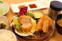 薄切りの豚肉を巻いて旨味を閉じ込めた北海道産大粒帆立のフライとヒレカツの定食です。女性に人気のある一皿です。