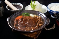 熱々のハンバーグを、フレンチレストラ
ンのシェフがつくったオリジナル特製
ビーフシチューでじっくり時間をかけて
煮込んだ、当店自慢の逸品。