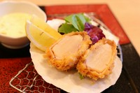 大粒帆立を追加カツとして召し上がることができます。単品としても、追加カツとしても満足して頂ける一皿です。