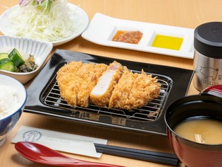 とんかつ定食は、〆を“出汁”でサラっと楽しめる「出汁茶漬け」
