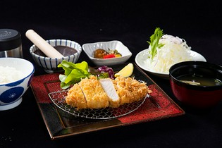 とんかつには、鹿児島県産「黒豚」と「天恵美豚」を使用