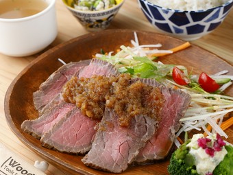 食べ応えある爽やかな自家製ソースを肉で包んでいただく『柔らかローストビーフ・プレート』