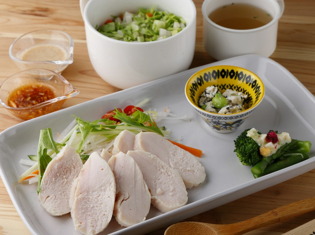 柔らかくて旨みたっぷり。リピーターも続出の『ジューシーサラダチキン・プレート』