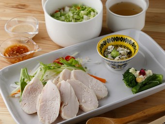 柔らかくて旨みたっぷり。リピーターも続出の『ジューシーサラダチキン・プレート』