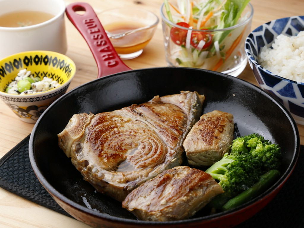 新鮮なマグロテール肉を豪快に焼き上げ鉄板のまま熱々で提供する『三崎港直送マグロステーキ・プレート』