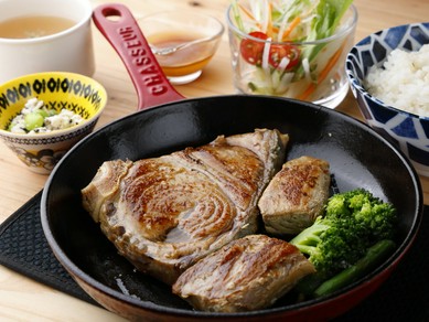 新鮮なマグロテール肉を豪快に焼き上げ鉄板のまま熱々で提供する『三崎港直送マグロステーキ・プレート』