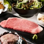 〈大人気〉
産地牛、特に甘味にこだわった厳選宮崎牛A5のサーロインです。脂身まですっきりとした美味しさは「ならでは」を感じさせる味です。ロースターでじっくり、お好みの焼き加減でお召し上がり頂けます。