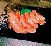 〈定番〉
ヘルシーな宮崎牛の赤身。女性のお客様のオーダーも多く、オススメです。（写真は肩ロースです。）