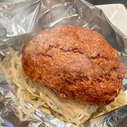 〈定番〉
ミディアムレアで提供致しますので、ホイルの上のまま、ロースターでお好みの焼き加減でお召し上がりください。