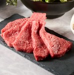 〈大人気〉
宮崎牛の中でも特筆なのがこの「花咲カルビ」。黒毛和牛カルビの概念を変えるといっても大げさではない味わい。その「甘味とのど越し」は、食べた方を唸らせる、そんな逸品です。

