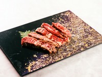 〈定番〉
カットにもこだわった新鮮な黒毛和牛ハラミ。説明不要の美味しさを一度ご堪能頂きたい一品です。