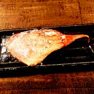 〈定番〉
お酒にはお魚もご一緒に。ホイルに包んでお出しします。ロースターの上でお好みで焼いて、ホイル上でほぐしてお召し上がりください。