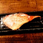 〈定番〉
お酒にはお魚もご一緒に。ホイルに包んでお出しします。ロースターの上でお好みで焼いて、ホイル上でほぐしてお召し上がりください。