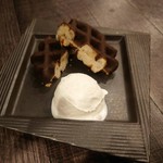 〈大人気〉
ワッフルとバニラアイス。シメのデザートにぴったりの贅沢スイーツです。