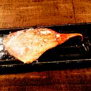 新鮮な赤身魚です。ロースターの上で焼きながらほぐしてお召し上がりください。