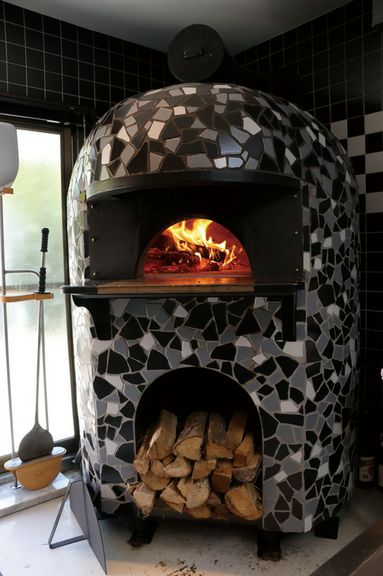 固い絆で結ばれている、シェフと薪窯