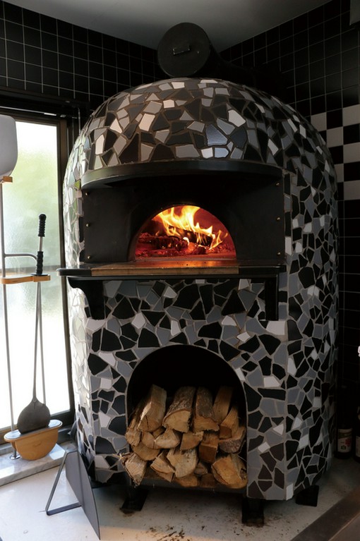 固い絆で結ばれている、シェフと薪窯