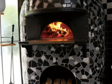 固い絆で結ばれている、シェフと薪窯