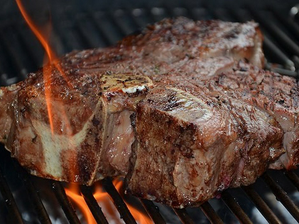 イタリアのブランド牛「キニアーナ」を贅沢に食べる『Tボーンステーキ』