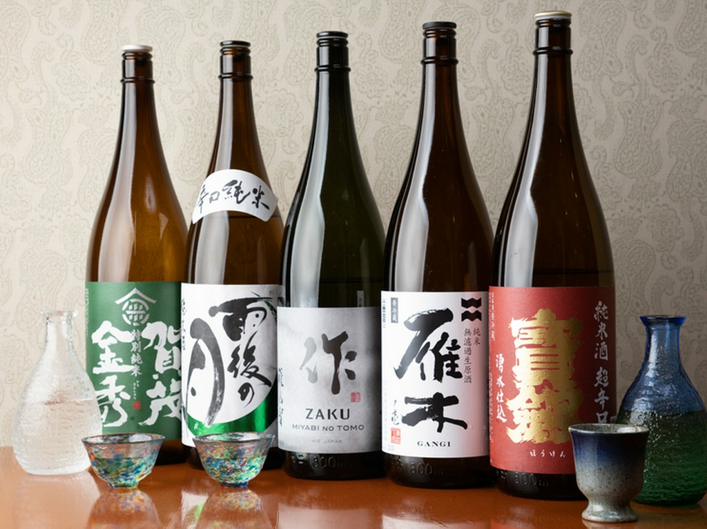 広島の地酒を中心に全国の旨い酒が揃い、季節限定酒も続々登場