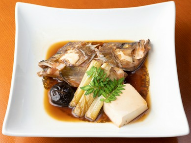 高級魚の季節料理も続々登場。夏季の一品『アコウのあら炊き』