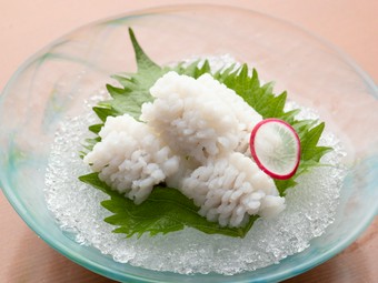 熟練の包丁技が冴え渡る！記憶に残る美味『鱧の湯引き』