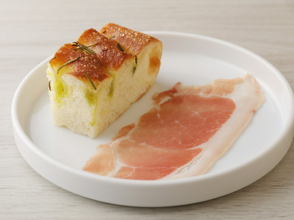 広いカウンター席があり、お一人様も心地良く食事を楽しめる！