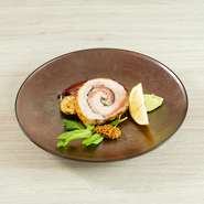 【Lunchワインペアリング】一杯当たり60ml
3杯プラン　2500円
4杯プラン　3200円
※当日ご注文頂けます。

当店のスペシャリテ”苔テラリウム”から始まり、ハーブをふんだんに使用した自家焼成のスキアッチャータと生ハム、シェフのこだわり一品や季節の食材を取り入れた前菜の盛り合わせ、その月のおまかせパスタなど、毎月変わるコース料理をお楽しみいただけます。