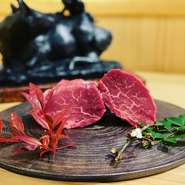 阿蘇の大草原で育ったあか牛のお肉。旨味がたっぷりで、甘味がありジューシーな味わいが特徴です。「ステーキ」や「ローストビーフ」、「茶碗蒸し」など、多彩な料理で楽しめます。