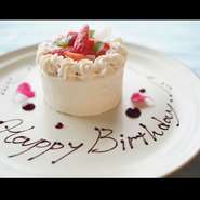 大切な人の誕生日は「ビストロiiiio」で。旬の食材を使ったシェフの一皿が、お祝いの席を彩ります。落ち着いた大人の空間でワインを傾けながら、心に残るバースデーを。記憶に刻まれる幸せな時間をお届けします。