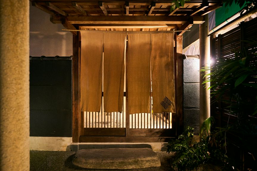 石畳をトントンとリズムよく、刻んで進んだ路地の先にある一軒