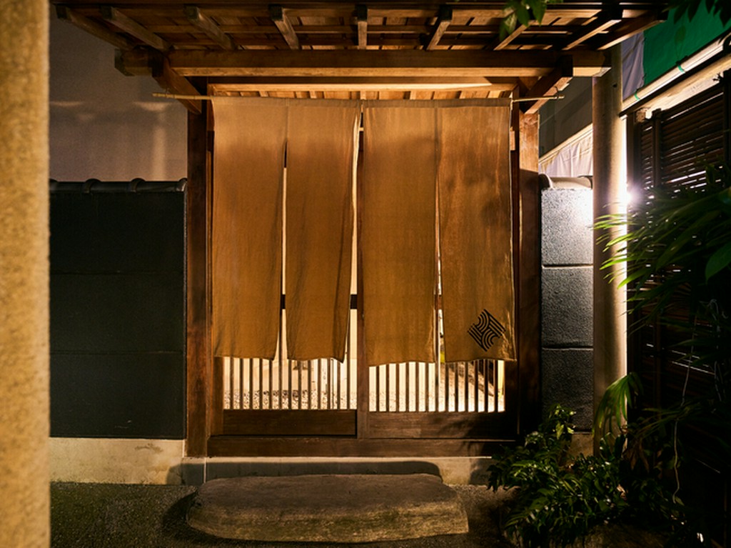 石畳をトントンとリズムよく、刻んで進んだ路地の先にある一軒