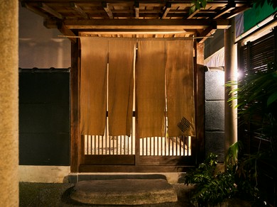 石畳をトントンとリズムよく、刻んで進んだ路地の先にある一軒