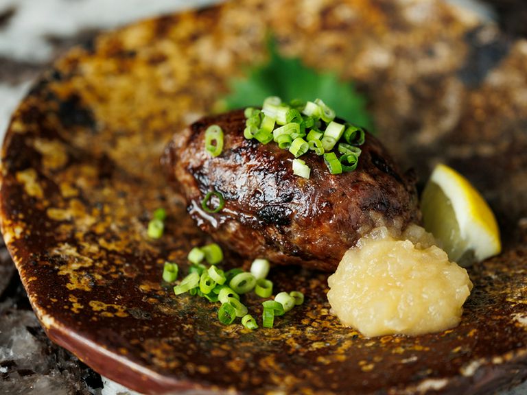 ジビエが苦手な方にも楽しめるように、クセのない鹿肉が使われている『北海道産エゾシカのつくね』