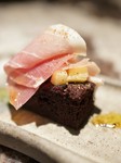 蝦夷鹿の血とアナグマの脂を使って焼き上げたフィナンシェに
りんごと生ハムを合わせたアミューズです。
甘味と塩味、風味の立体感をお楽しみください
