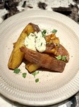 グランドペチカやシャドークイーンといった
特徴のあるジャガイモを、オイルで香りつけし
アンチョビバターをと合わせた1品です!