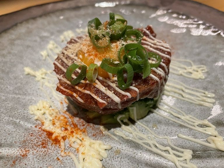 馬肉とアボカドのユッケ