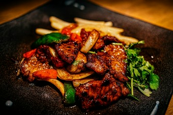 ロモサルタード(牛肉と野菜のペルー風炒め)