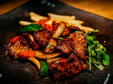 ロモサルタード(牛肉と野菜のペルー風炒め)