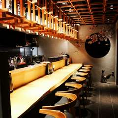 落ち着いたカウンター席