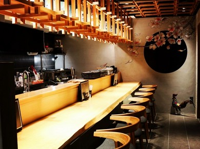 落ち着いたカウンター席