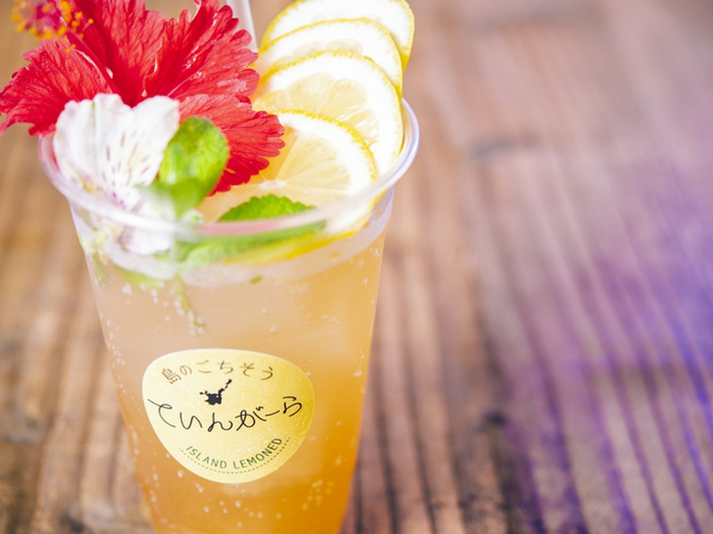 石垣島スタイルのビストロ料理を囲むガールズパーティー