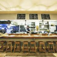 記念日にはメッセージ付きのデザートプレートをグレードアップできるオプションもあります。デートに最適な『2名様限定コース』はディナーをゆっくりと過ごせるおすすめのプラン。