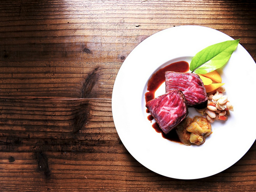 おいしさに舌鼓を打ち、笑顔が弾ける充実した宴席